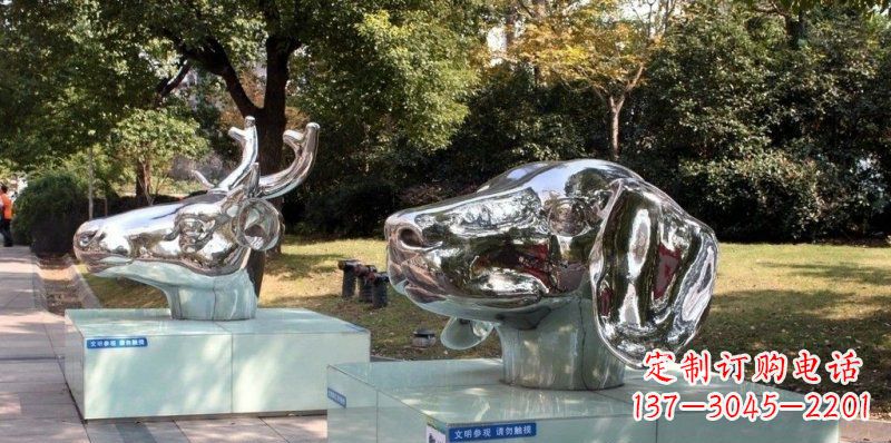 南阳狗头公园不锈钢鹿和狗雕塑