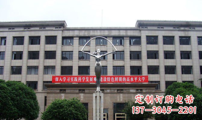 南阳纪念学生的不锈钢雕塑