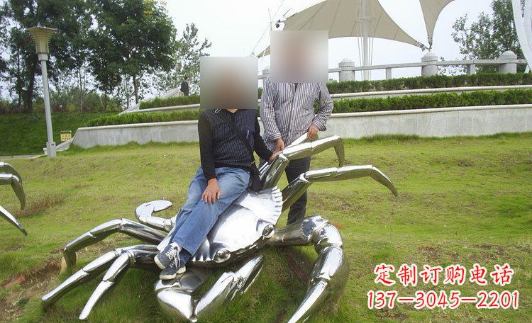 南阳不锈钢螃蟹雕塑艺术美化公园环境
