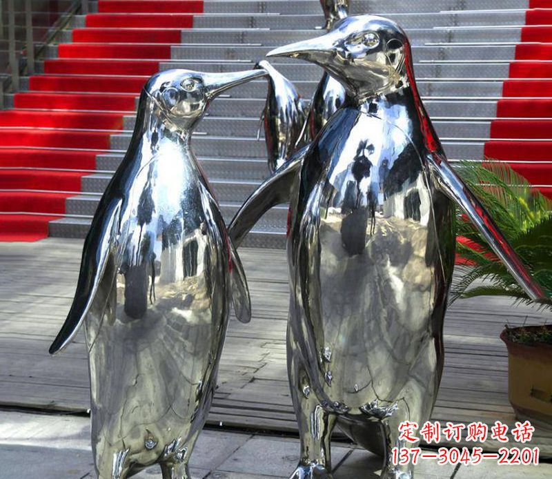 南阳不锈钢企鹅雕塑传递着浓浓爱意