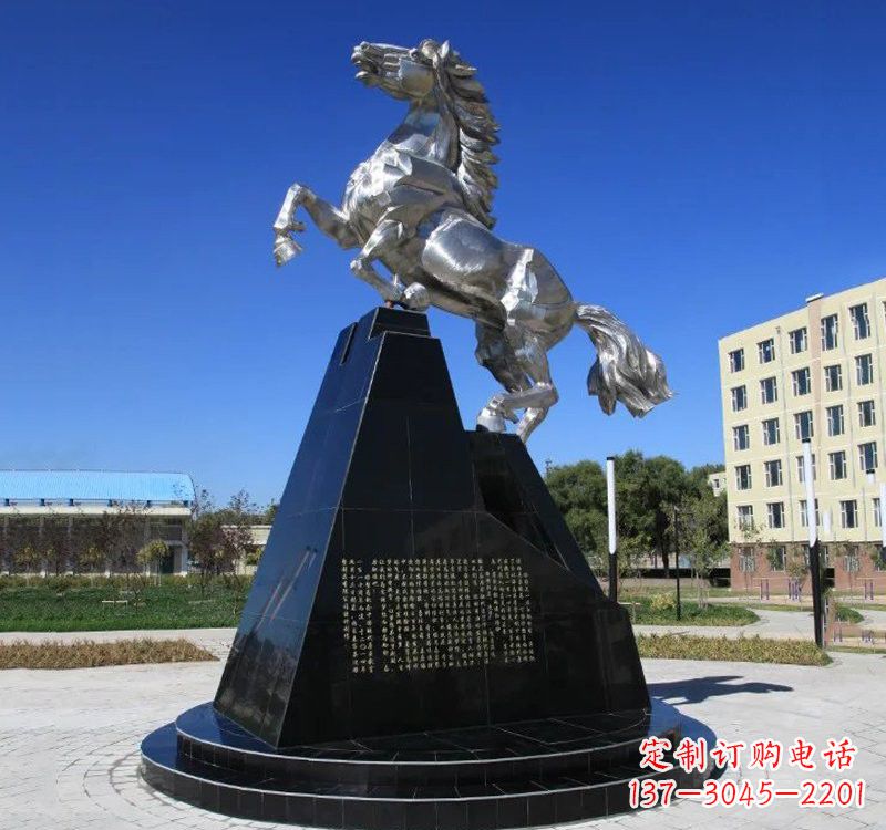 南阳不锈钢企业广场上的马雕塑