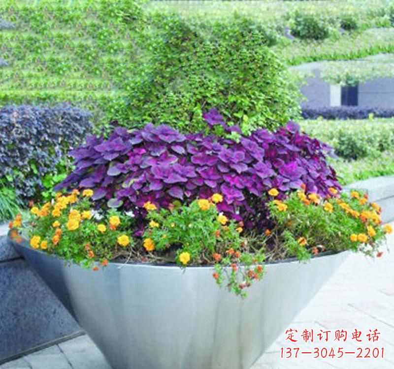 南阳不锈钢花盆雕塑艺术之美