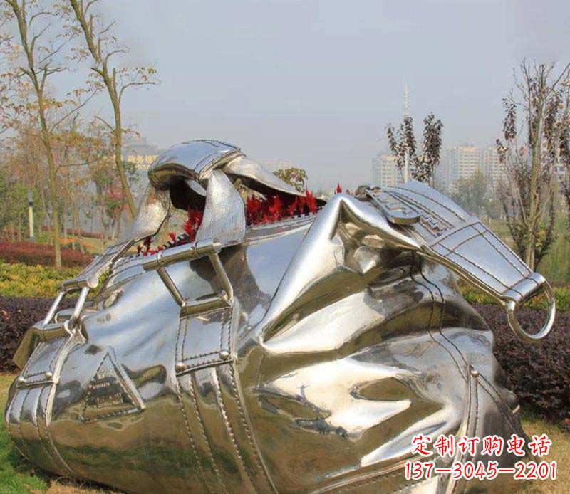 南阳不锈钢手提包雕塑1