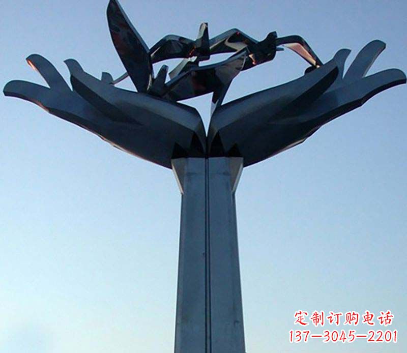 南阳不锈钢手托鸽子雕塑象征着和平与爱