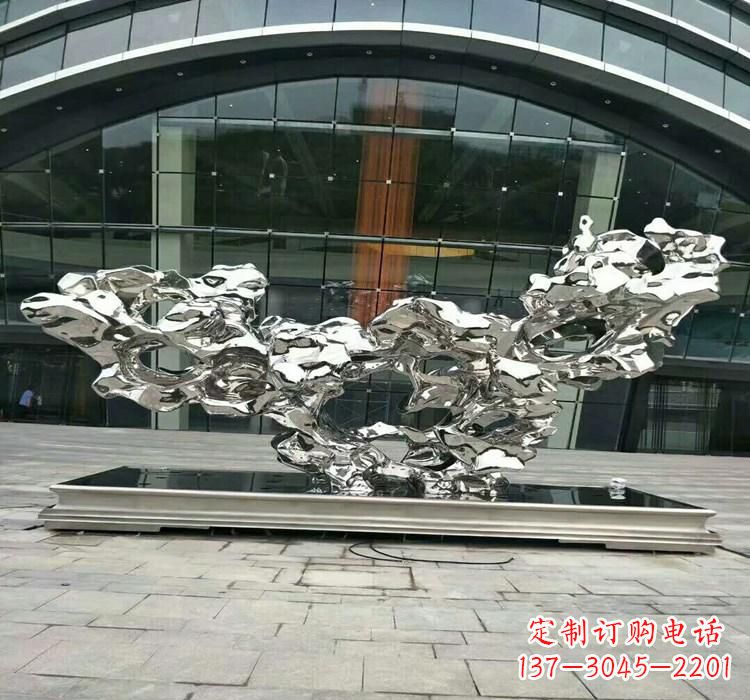南阳灵动的太湖石雕塑