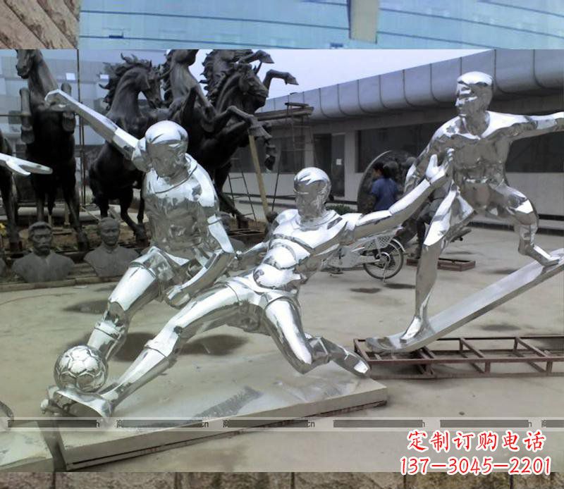 南阳玩足球的不锈钢雕塑