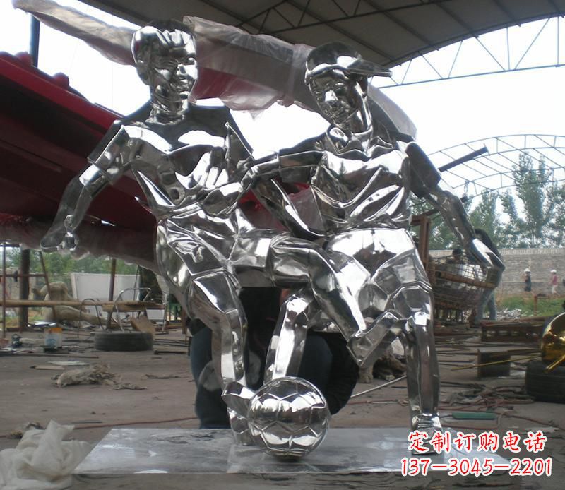 南阳展现足球精神的不锈钢雕塑