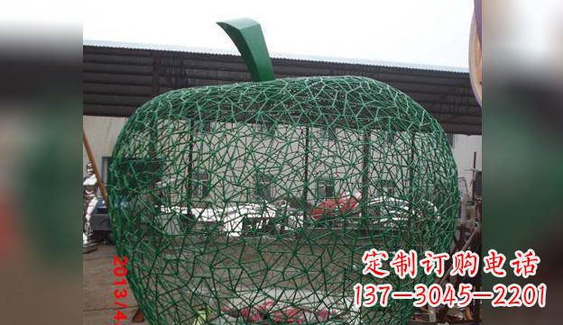 南阳不锈钢网制作的苹果雕塑——精致且耐久