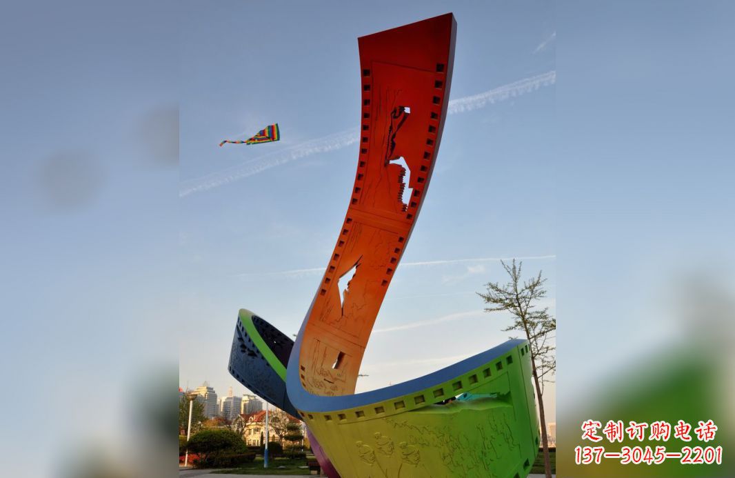 南阳不锈钢五彩胶卷广场雕塑——现代美学的象征
