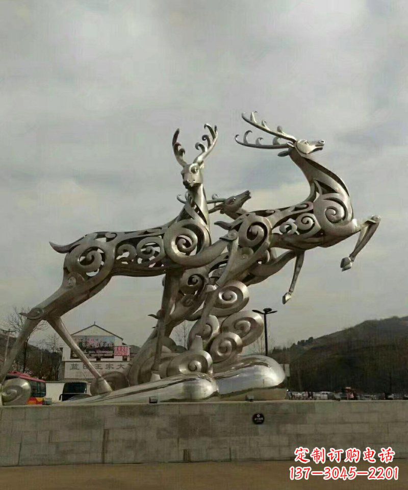 南阳梅花鹿雕塑——祥云梅花鹿广场的标志