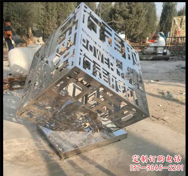 南阳不锈钢艺术镂空魔方雕塑