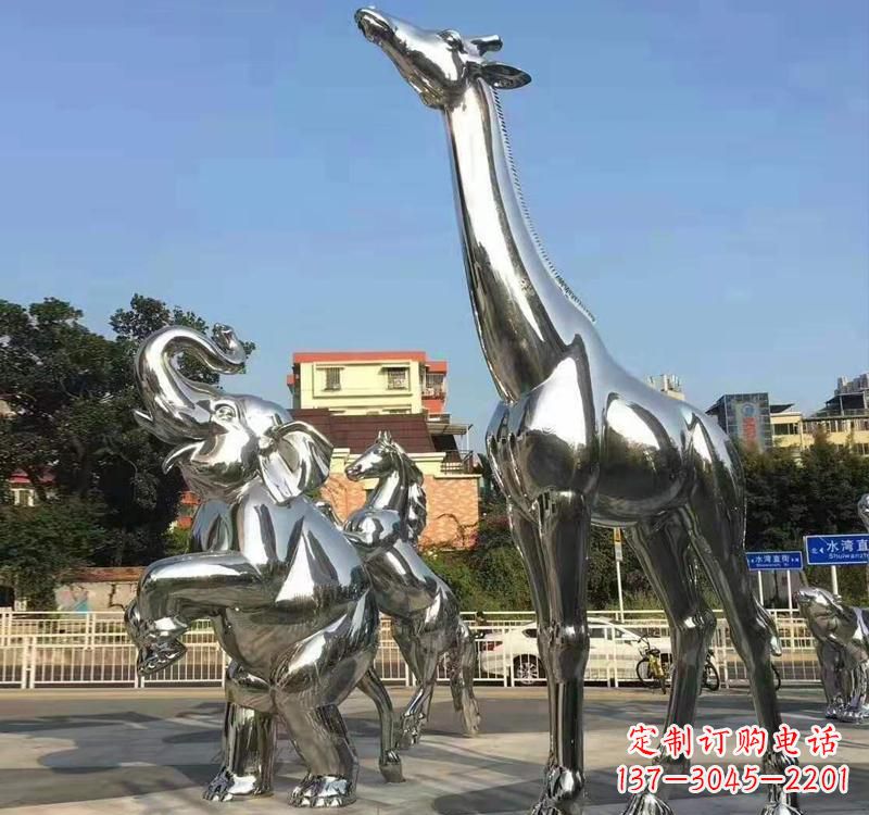 南阳长颈鹿雕塑精美而优雅