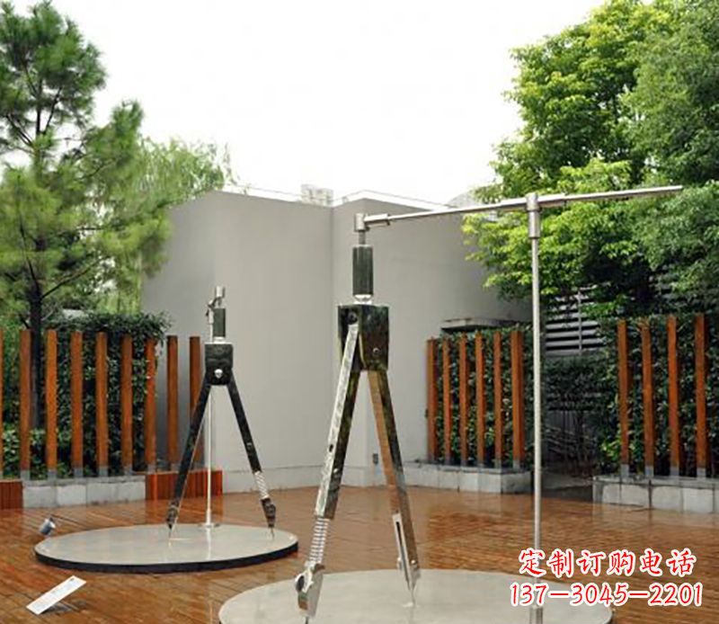 南阳以不锈钢精雕细琢的圆规雕塑