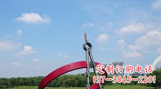 南阳不锈钢圆规雕塑环绕着美景
