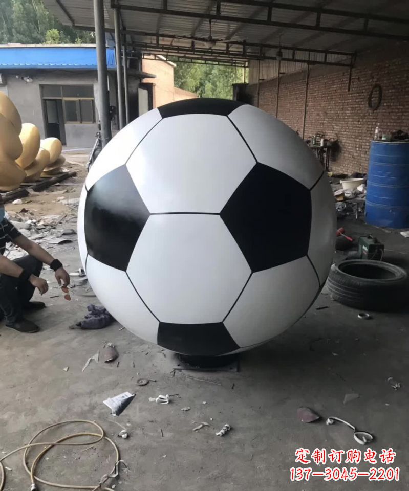 南阳足球雕塑一座屹立不倒的象征