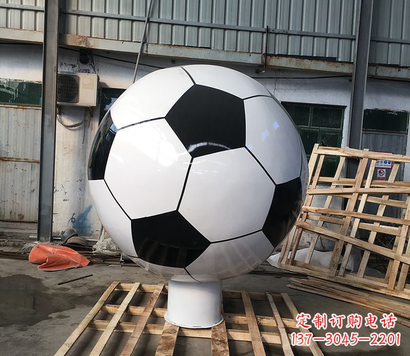 南阳激发足球热情的不锈钢足球雕塑