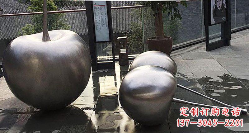 南阳樱桃雕塑点缀步行街美丽景观