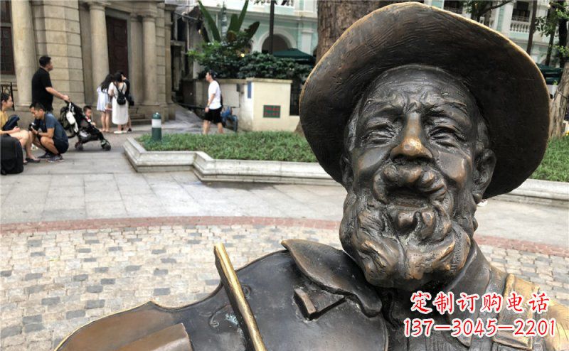 南阳步行街拉小提琴的老人景观铜雕