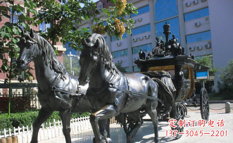 南阳马车雕塑西方步行街的瑰宝