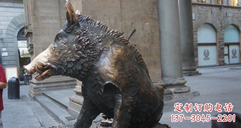 南阳步行街野猪景观铜雕