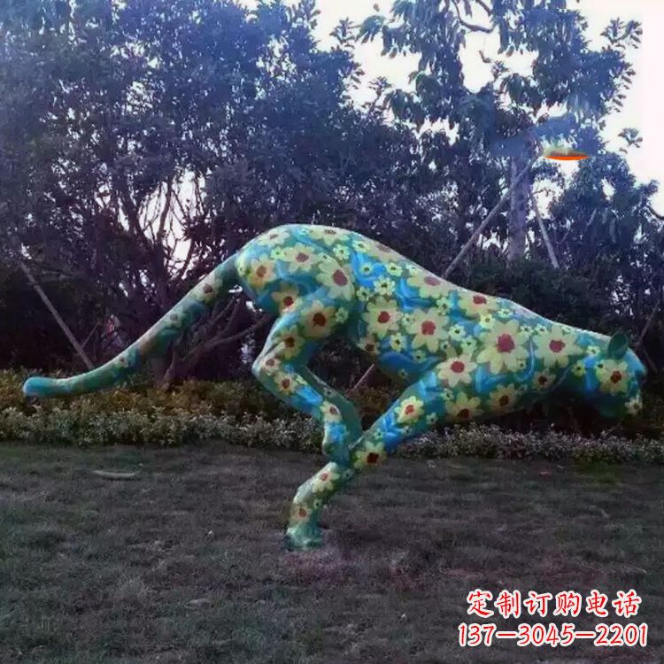 南阳彩绘豹子雕塑-玻璃钢彩绘草坪动物摆件