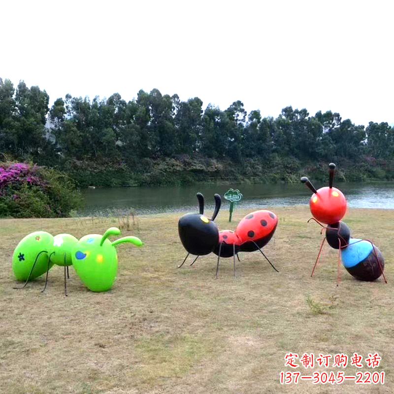 南阳彩绘玻璃钢蚂蚁雕塑——精致又充满动感