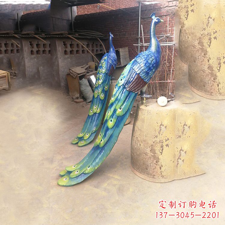南阳传统文化的象征——彩绘孔雀铜雕塑