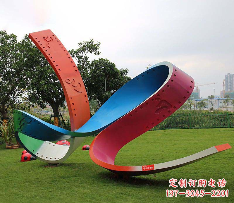 南阳动态彩色不锈钢胶卷雕塑