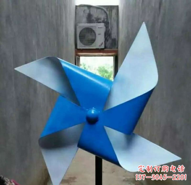 南阳色彩斑斓的不锈钢风车雕塑