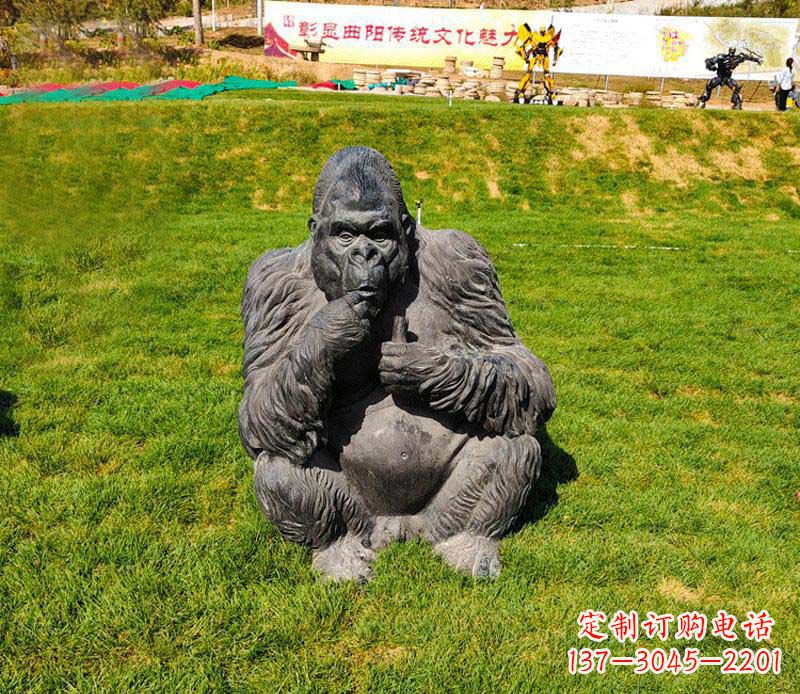 南阳草坪猩猩公园动物石雕