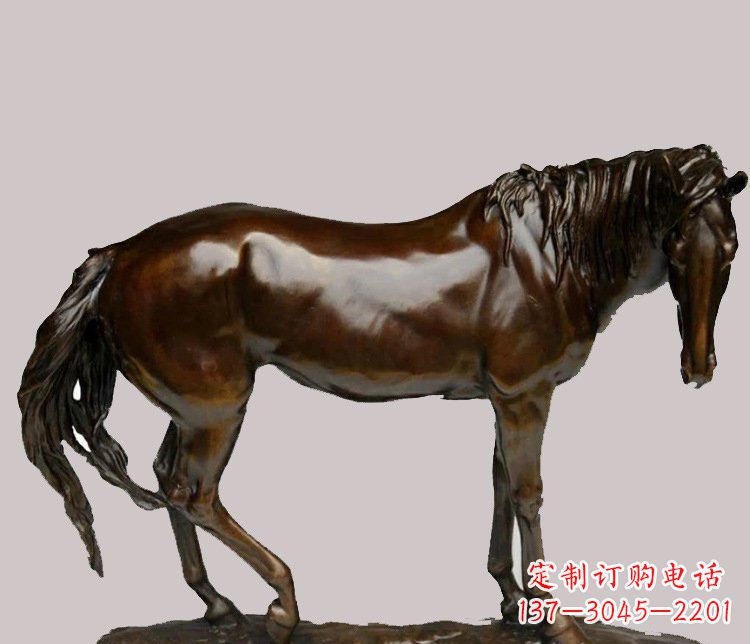 南阳草原上的动物雕塑