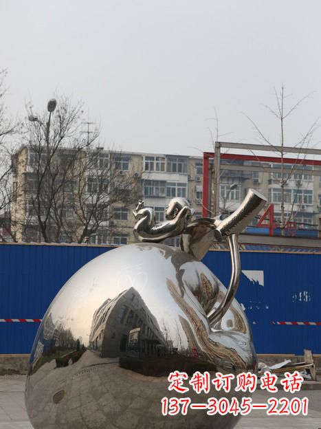 南阳城市中的苹果雕塑