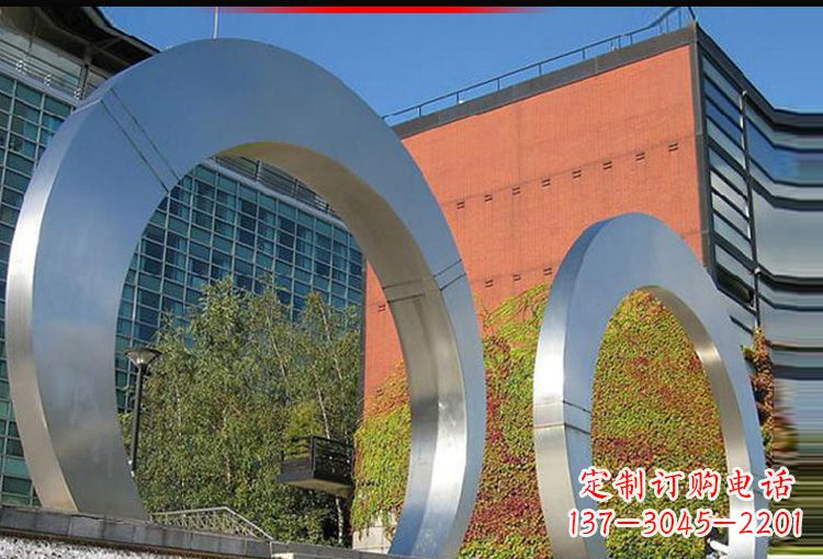 南阳城市空间里的不锈钢圆环雕塑