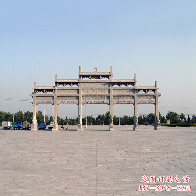 南阳精美石雕牌坊点缀城市广场