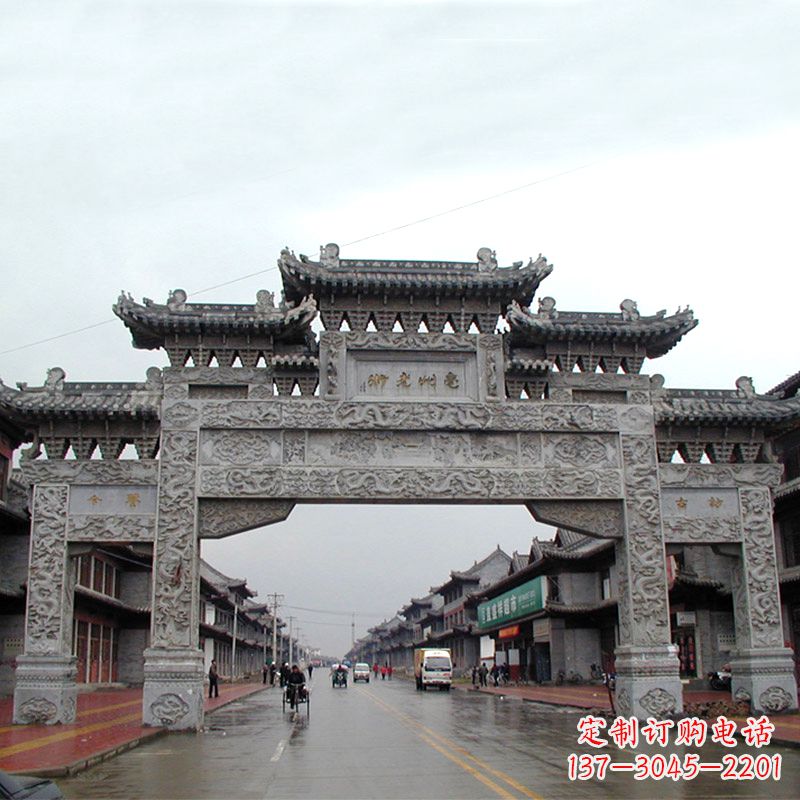 南阳城市街道上的历史风貌——仿古石牌楼