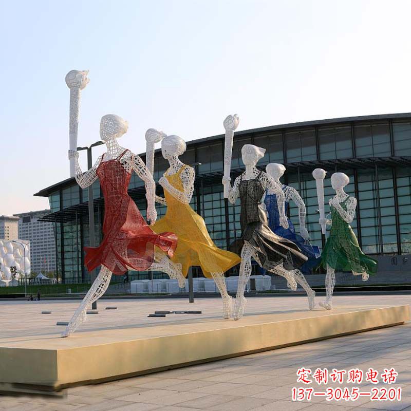 南阳城市街道广场持火炬跑步的美女雕塑