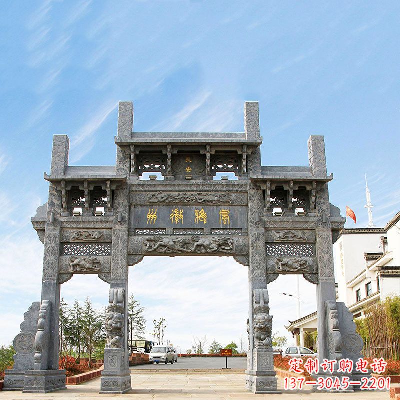 南阳城市园林中精美的牌坊雕塑