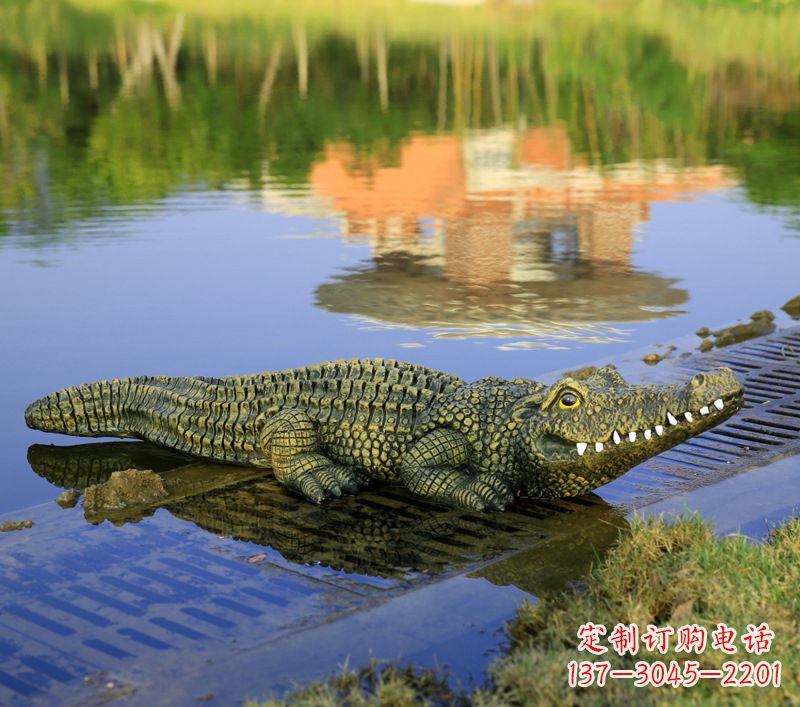 南阳池塘水池仿真大鳄鱼雕塑玻璃钢园林水景草丛动物摆件