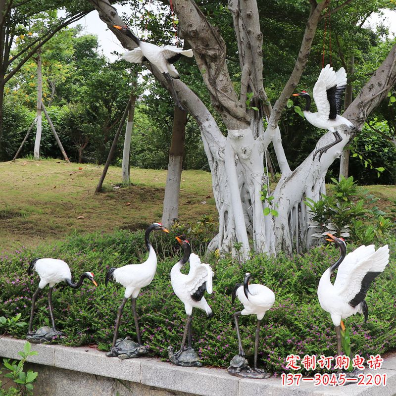 南阳池塘中的雕塑仙鹤