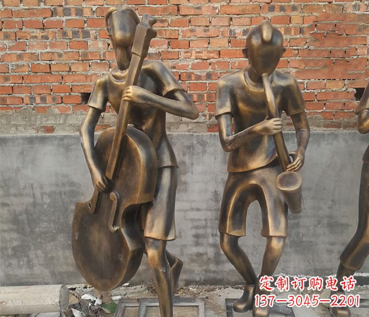 南阳雄伟屹立——萨克斯铜雕