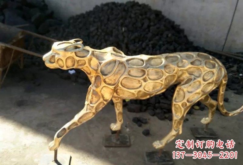南阳青铜豹雕塑象征着非凡力量与威严