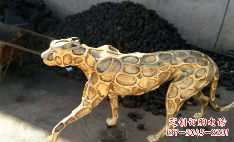南阳雄健的豹雕塑
