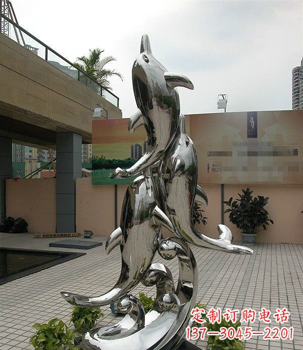 南阳海豚雕塑表达创意与活力