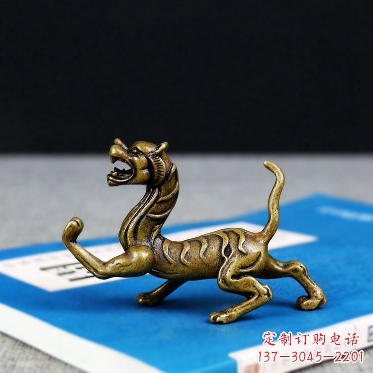 南阳金色纯铜铸造的白虎雕塑