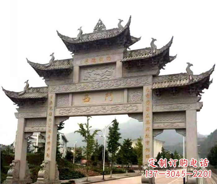 南阳村口三门石雕牌楼