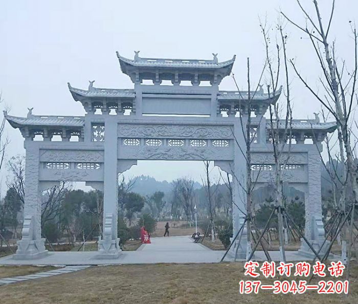 南阳村口三门石雕牌楼古朴华丽