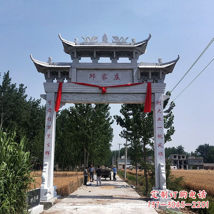 南阳古村落中的石牌坊雕塑