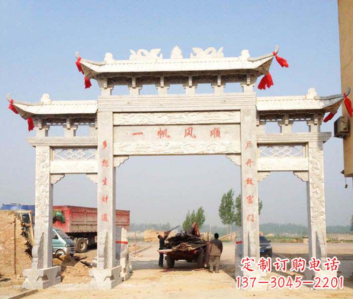 南阳村庄大理石三门牌坊石雕。