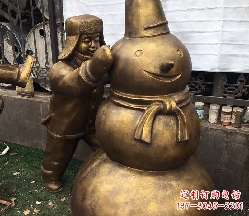南阳戴帽子堆雪人的儿童铜雕