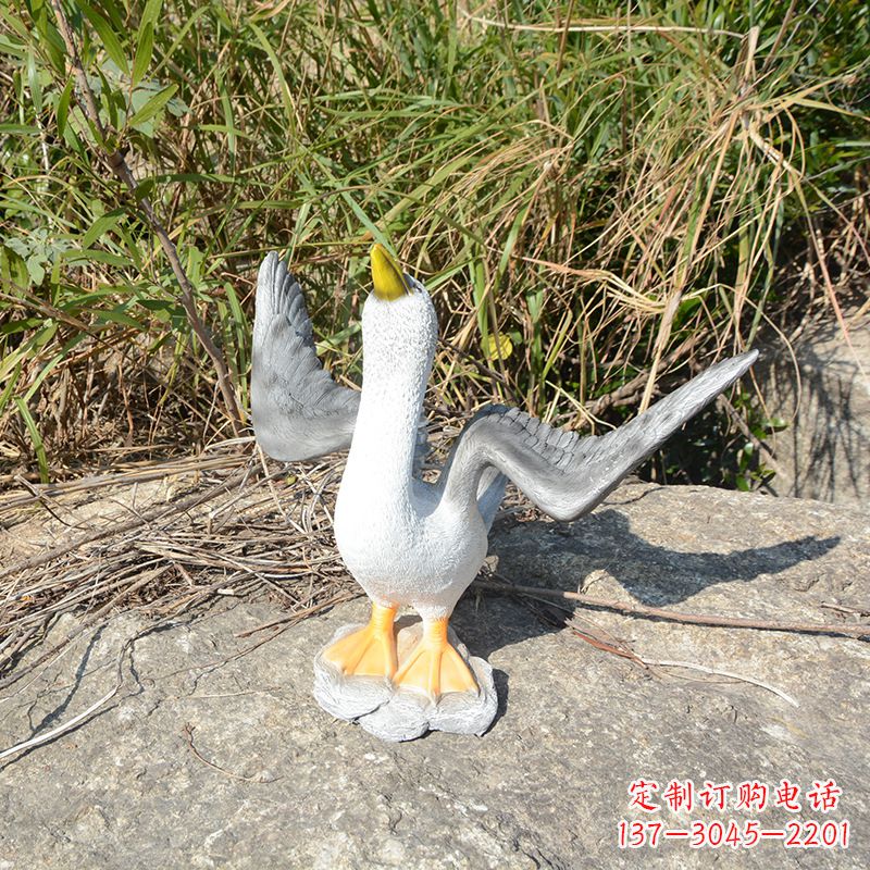 南阳祈求和平的雕塑少女